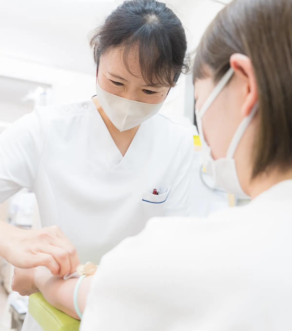 診察室で説明する医師
